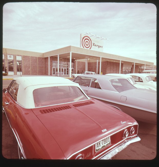 a row of cars parked in front of a building