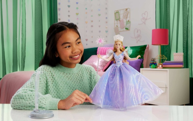 Glinda doll with young girl